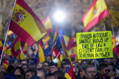 Cientos de simpatizantes asisten al acto organizado por el Partido Popular en defensa de la Constitución y de la igualdad, este domingo en el Parque del Templo de Debod, en Madrid. EFE / BORJA SÁNCHEZ TRILLO.
