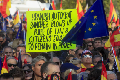 Cientos de simpatizantes asisten al acto organizado por el Partido Popular en defensa de la Constitución y de la igualdad, este domingo en el Parque del Templo de Debod, en Madrid. EFE / FERNANDO ALVARADO.