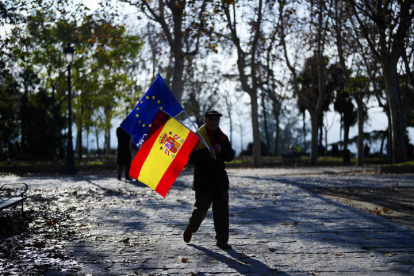 Cientos de simpatizantes asisten al acto organizado por el Partido Popular en defensa de la Constitución y de la igualdad, este domingo en el Parque del Templo de Debod, en Madrid. EFE / BORJA SÁNCHEZ TRILLO.