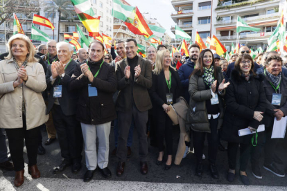 El presidente de la Junta de Andalucía, Juanma Moreno, durante la concentración 'En defensa de Andalucía y por la igualdad entre españoles' convocada por el Foro Economía y Sociedad hoy 3 de diciembre. JOSÉ MANUEL VIDAL / EFE