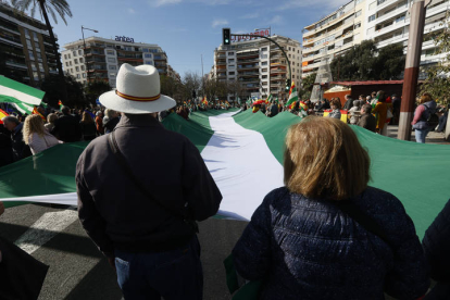 Concentración 'En defensa de Andalucía y por la igualdad entre españoles' convocada por el Foro Economía y Sociedad hoy 3 de diciembre. JOSÉ MANUEL VIDAL / EFE