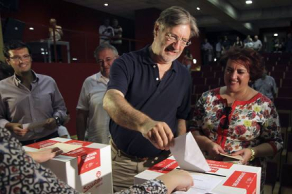José Antonio Pérez Tapia se ha mostrado "optimista" con sus resultados, esta mañana, al ir a votar en el centro de Granada.