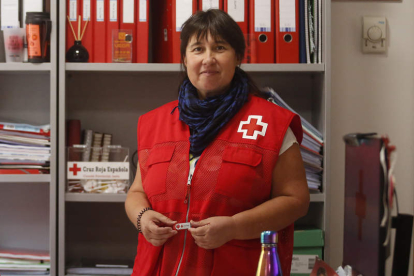 Ana Garcés en la sede de Cruz Roja en León. FERNANDO OTERO