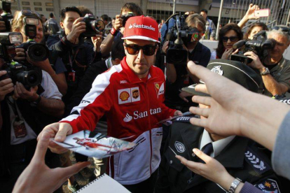 Fernando Alonso firma autógrafos a sus seguidores en Shanghái.