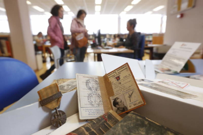 El legado de Alipio Rodríguez Omaña se encuentra en la sala de lectura de la Biblioteca Pública de León. JESÚS F. SALVADORES