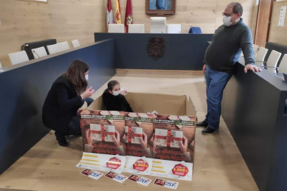 La mano inocente de una niña sacó ayer los 17 premios del sorteo. A. RODRÍGUEZ