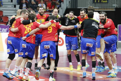 Los jugadores de la selección española celebran el triunfo ante Túnez que supone el paso a cuartos del Mundial de Catar.