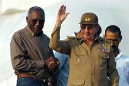 Raúl Castro, en sustitución de su hermano Fidel, presidió el desfile