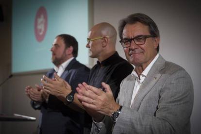 Artur Mas, durante la presentación del programa de Junts pel Sí, junto a oriol Junqueras y Raül Romeva, este sábado.