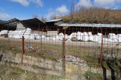 El almacén ilegal de residuos está localizado a la salida de Igüeña, entre este pueblo y Pobladura de las Regueras. L. DE LA MATA
