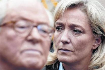 Marine Le Pen escucha a su padre mientras este pronuncia un discurso, en el 2007.