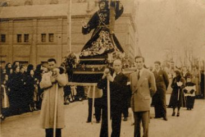 Braceros de Corbillos de la Sobarriba con el Paso del Dainos en los años 60, en imagen retrospectiva