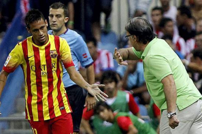 Martino felicita a Neymar por su gol. JOSÉ LUIS ROCA