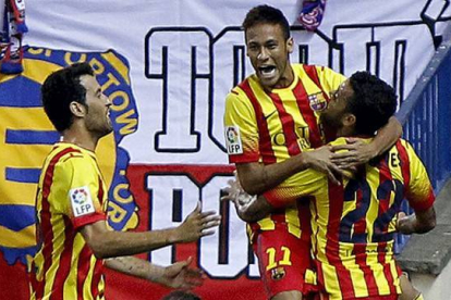 Neymar celebra el gol del empate con Alves y Busquets. JOSÉ LUIS ROCA