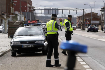 Agentes de la DGT en un control de velocidad y consumo de alcohol en el alfoz de León.