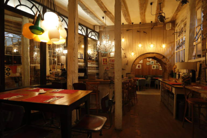 El Foodie Burger Gourmet & Gin Club se encuentra en la Plaza Mayor 19. Abre sus puertas los siete días de la semana de 12.00 a 16.00 y de 20.00 a 2.00 de la madrugada.