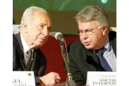 Simon Peres y Felipe González ayer durante la celebración en Roma de la Internacional Socialista