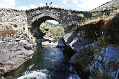 El puente de Cerulleda, más conocido como La Puente de Abajo, en femenino, de fábrica medieval sobre basamento romano cimentado directamente sobre la roca. Fue restaurado por el municipio y los vecinos en 2002. Abajo, el pavimento romano en uno de los tra