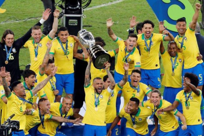 Jugadores de Brasil celebran con el trofeo de la Copa América de Fútbol 2019.
