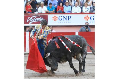 José Tomás lidiando con uno de los toros que le tocaron en suerte en la corrida que tuvo lugar en la plaza donde en 2010 sufrió una gravísima cogida.