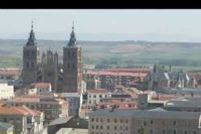 Astorga muestra desde el aire una imágen de ciudad en pleno desarrollo. Un paseo en helicóptero así lo atestigüa.
