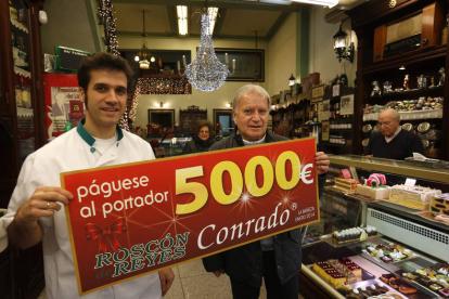 El afortunado, Rosendo Suárez, sostiene una copia gigante del ‘premio’, junto a Sergio González, de Conrado.
