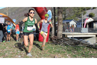La atleta Veronica Sánchez, con la camiseta verde, se proclamó brillante campeona del Kilómetro Vertical de La Bobia en una prueba caracterizada por la dureza. J. SANTIAGO