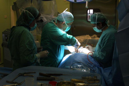 De las 37.000 operaciones anuales que se realizan en el Hospital de León se pasó a 25.000 por la pandemia. DL