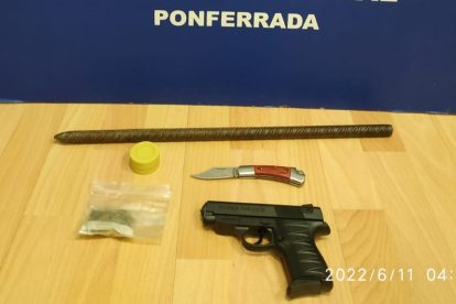 Pistola falsa, barra de hierro, navaja y marihuana intervenidas. POLICÍA LOCAL