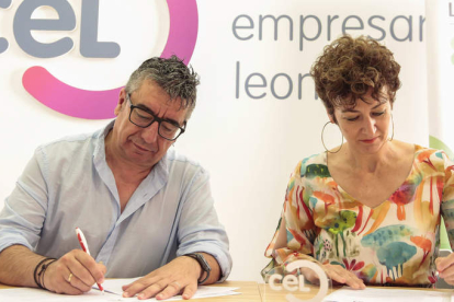 Pedro Barrio, Asprona, y María Luisa Ibán, CEL, firman el convenio de colaboración. CAMPILLO