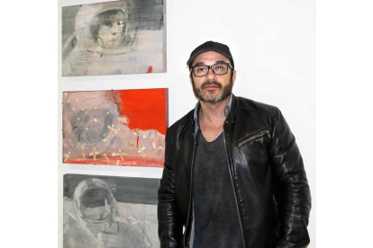 El artista Fernando V. Mourelo con una de sus obras. CUEVAS