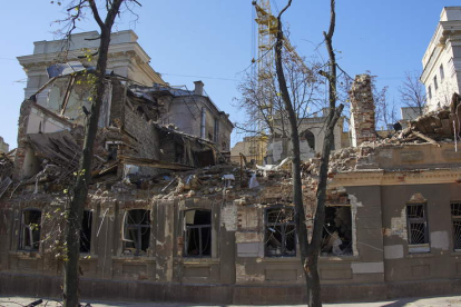 Imagen de un edificio derribado en Jersón. SERGEY KOZLOV