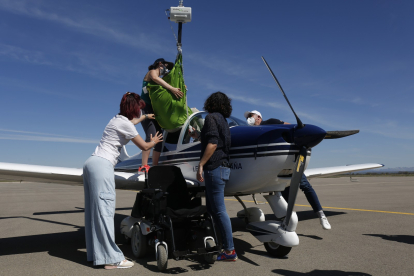Uno de los usuarios del CRE de Discapacidad y Dependencia de San Andrés durante la jornada de vuelo adaptado en la Academia Básica del Aire. FERNANDO OTERO