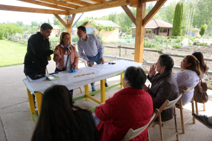 Los concejales Eduardo Tocino y Aurora Baza entregan las llaves a los ocho beneficiarios