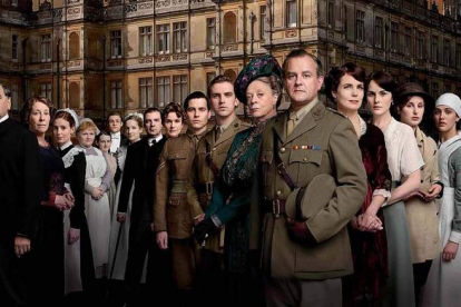 Imagen  promocional de la serie británica ‘Downton Abbey’, que muestra una relación entre criados y señores poco fiel con la realidad