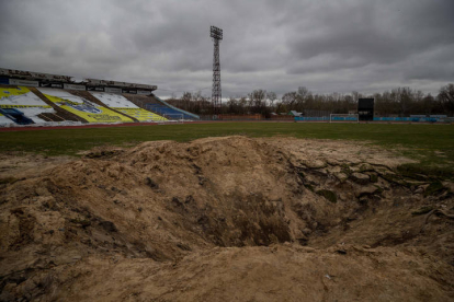 Fotografía del 16 de abril del 2022 en la que se muestran los daños causados por el impacto de un misil en un estadio de fútbol de Chérnigov. MIGUEL GUTIÉRREZ
