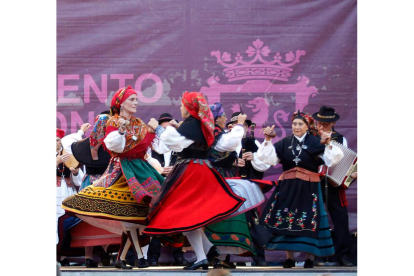 Bailes regionales en las Cortes. fernando otero