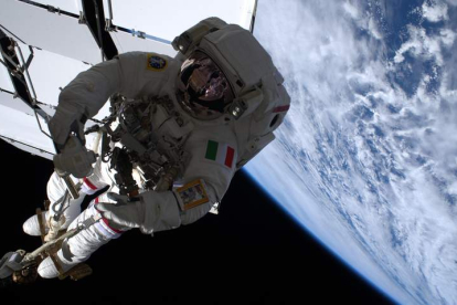 El astronauta italiano Luca Parmitano vuela sobre la Tierra unido al brazo robótico Canadarm2 de la ESA. ESA / NASA