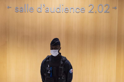 Una policía vigila la sala donde se leyó la sentencia por el atentado de Charlie Hebdo. IAN LANGSDON