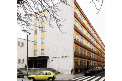 El Colegio Leonés se ha convertido en el centro educativo de referencia contando con tres edificios en la plaza de San Isidoro, avenida José Aguado y calle Corredera.