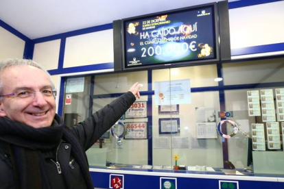 Carlos Manso, feliz en su administración de lotería de Boñar