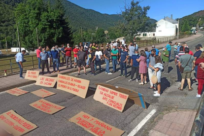 Los vecinos cortaron la carretera de acceso a Villablino con carteles reivindicativos. ARAUJO