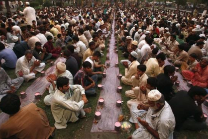 Habitantes de Lahore se reúnen a la espera de romper el ayuno durante el Ramadán.