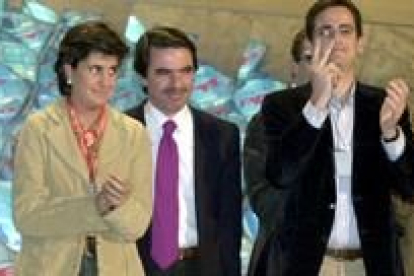 María San Gil, José María Aznar y Antonio Basagioti ayer en la convención del PP