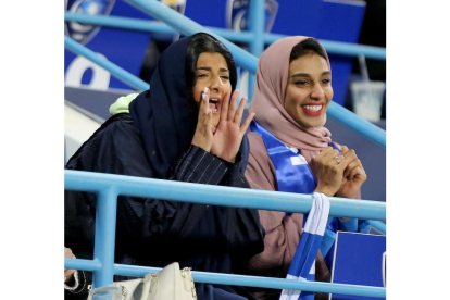 Dos mujeres saudíes, en un partido de fútbol.