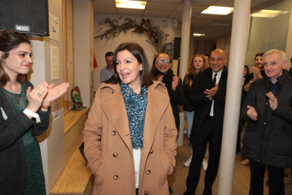 La candidata socialista a la alcaldía de París, Anne Hidalgo, es recibida por sus compañeros.
