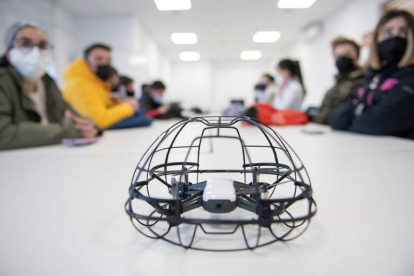 Drones pilotados con las ondas de la mente captadas por unas diademas con sensores. JOSÉ MANUEL PEDROSA