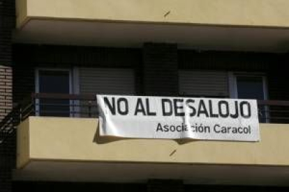 Una pancarta contra el desalojo puede verse estos días en el piso de Caracol en General Vives