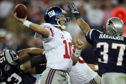 Espectacular lance en un partido de la Super Bowl, entre New York Giants y New England Patriots, en Arizona.