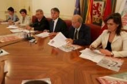 Presentación ayer de las bibliopiscinas de Sáenz de Miera y La Palomera
